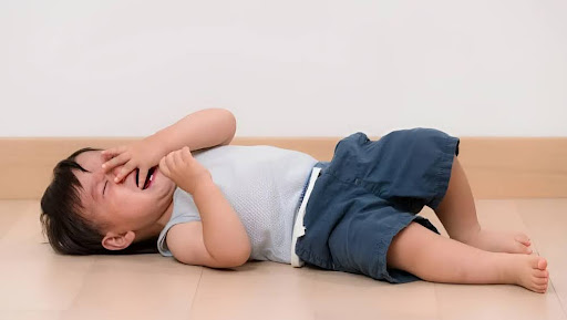 trẻ bướng bỉnh không nghe lời