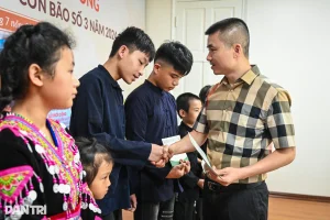 Nhà báo Phạm Tuấn Anh, Tổng Biên tập báo Dân trí ân cần thăm hỏi, trao học bổng động viên các cháu cố gắng học tập, vươn lên (Ảnh: Hải Long).