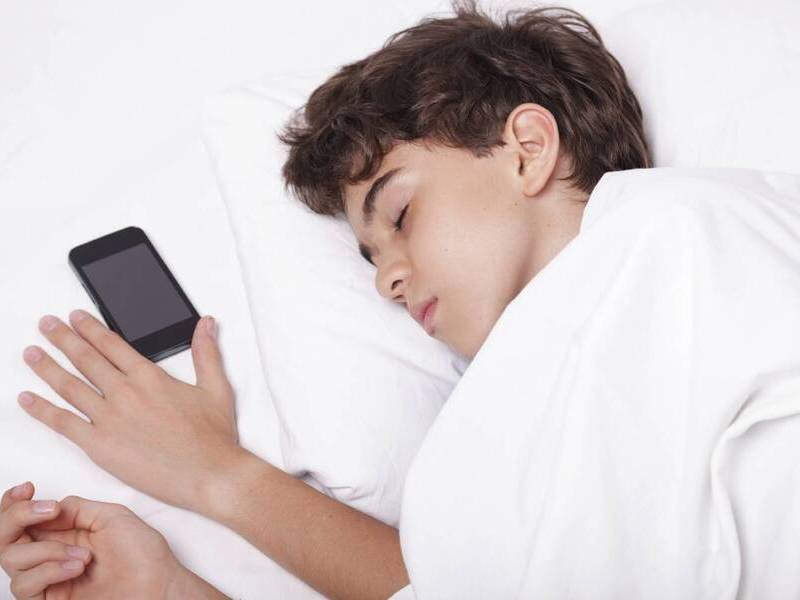 Không dùng mạng xã hội trước khi ngủ