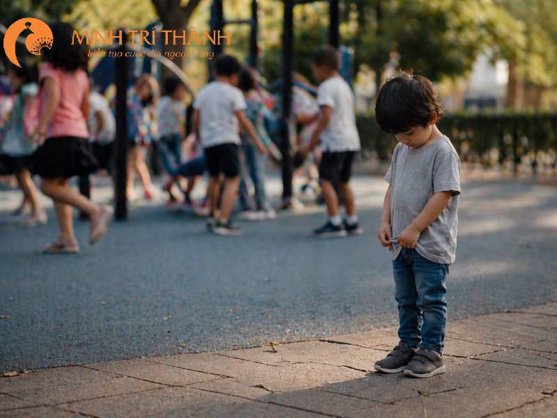 yếu tố môi trường là nguyên nhân khiến trẻ nhút nhát