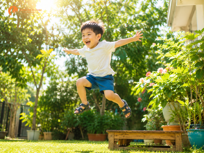 cách dạy con lên 4 tuổi phát triển thể chất vận động